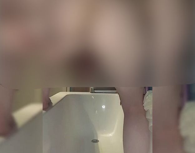 Eigentlich wollte ich duschen gehen, aber da war ein dil*o