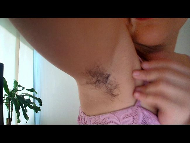 Schweißtreibendes Workout, behaarte Achselhöhlen, Brustverehrung.