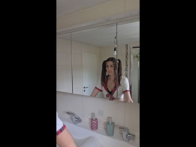 Schulmäd**en kommt heim und bes**gt es sich so richtig im Badezimmer