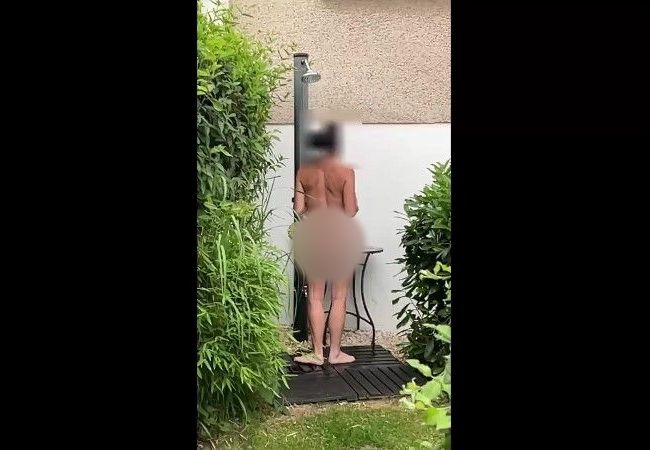 Handyvideo - Nackt unter der Gartendusche