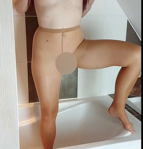 Durch meine Strumpfhose gepi**t und dann mit dil*o befriedigt