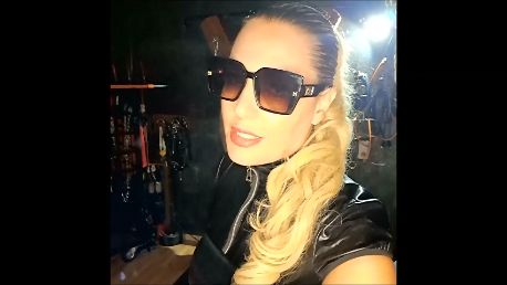 Der skla*e verschlossen mit Cellmate KG am Kreuz Part 1 Nahaufnahmenclip mit Fussverehrung