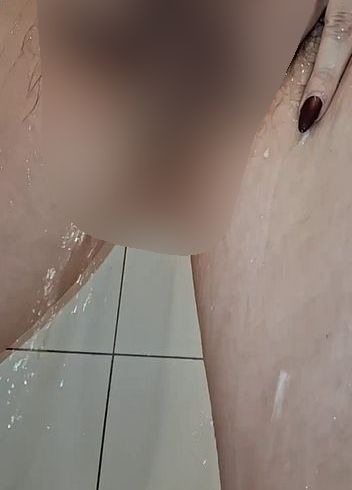 Duschen, pi**en und kurz durchgefi**t