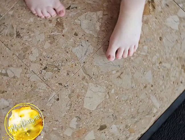 Barfuß durch die Wohnung - Fußfetisch