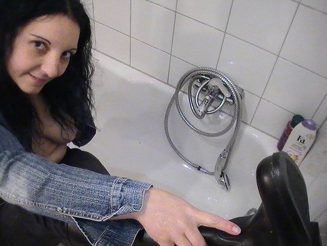 Gummireitstiefel, fi**jeans, Jeansjacke und NS