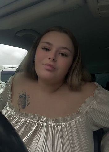 Hot MILF in car ist so horny und zeigt ihre ti*ten ??