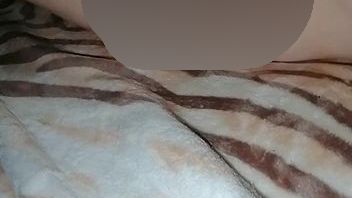 Ich schiebe mir vor einen User geil einen dil*o in meine musc**e