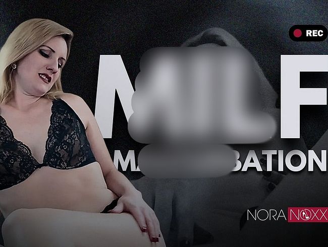 Blonde MILF in schwarzen Dessous macht es sich bis zum Höhepunkt