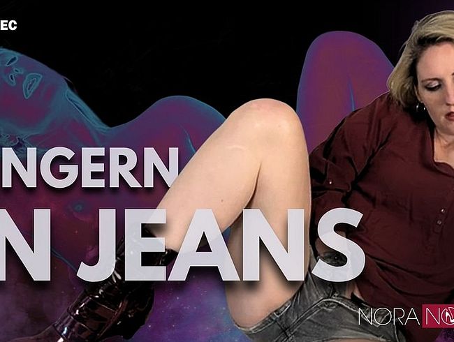 Geile deutsche Milf Nora Noxx macht es sich in Jeansshorts und Heels