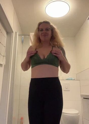 Ein Kleiner Strip für dich !! gefällt es dir, wenn ich mich für dich ausziehe ? (ohne ton)