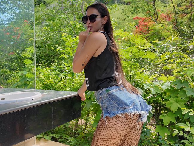 ana*e Orgasmen mit spri**ender musc** an einem riskanten öffentlichen Ort
