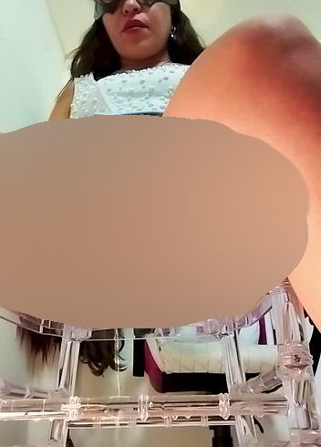 Ich pinkle auf s*xy Art in meinen Glasstuhl.