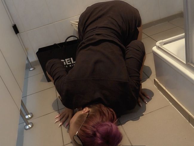 Ich war beim schoppen und musste sowas von dringend pi*i - Ariella-Love voll aus dem Leben