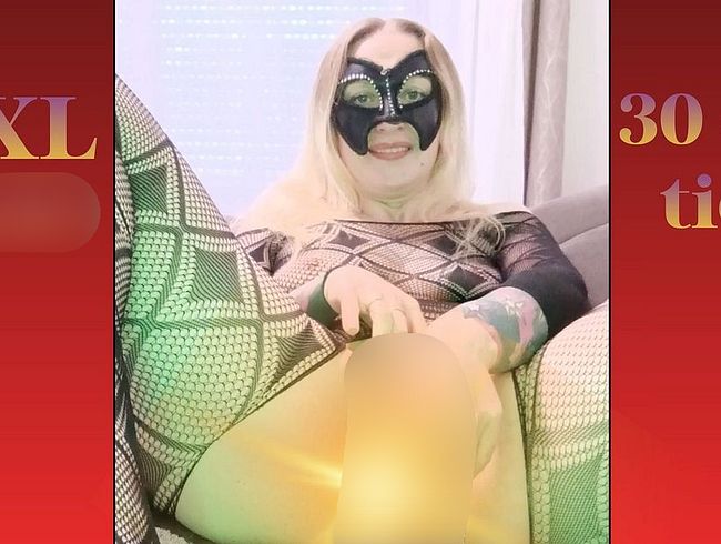 XXL 30 cm dil*o tief in mein feuchtes Loch führt zur geilem Orgasmus