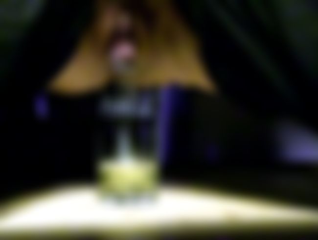 Im Gasthaus unter´m Tisch gepi**t...