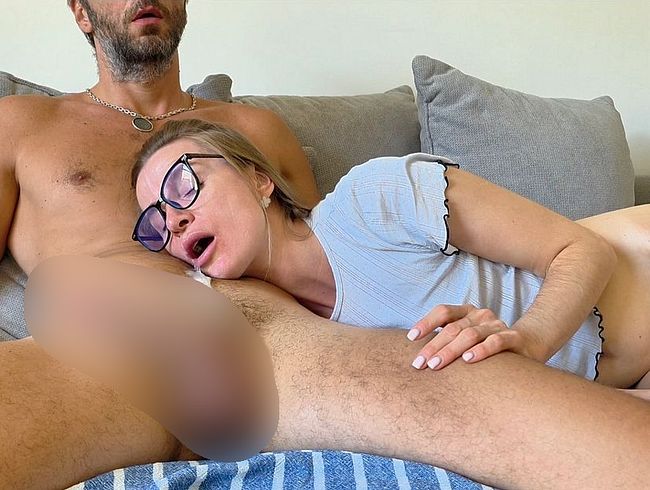 Fernsehen mit der heißen Stiefmutter und schw**zlut**hen