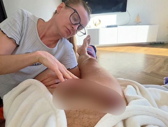 Sie betrügt ihren Stiefsohn, indem sie seinen großen schw**z befriedigt und seinen heißen Samen schl**kt.