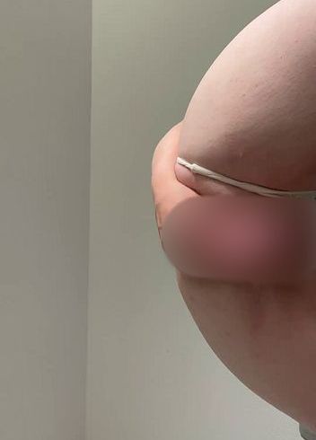 Ich bearbeite meine lö**er von hinten und du darfst zuschauen…