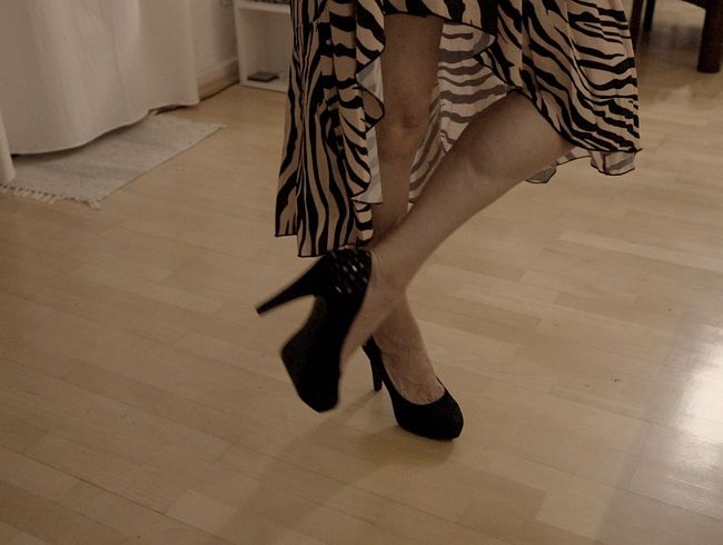 Fusslady stolziert auf High Heals und s*xy Rock auf und ab