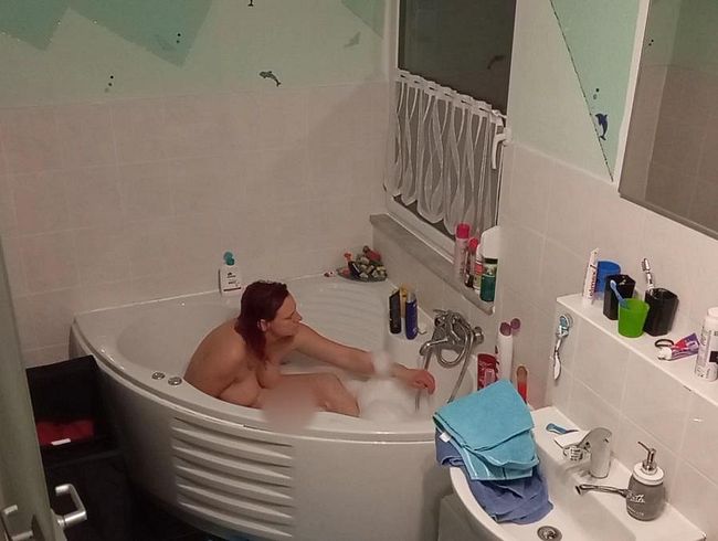 Ausspioniert beim Baden und Masturbieren Teil 1