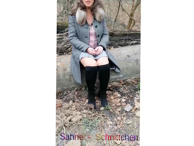 beim Spaziergang  Höschen ausgezogen