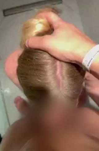 Grosser schw**z wird heiss in der Dusche gelut**ht?