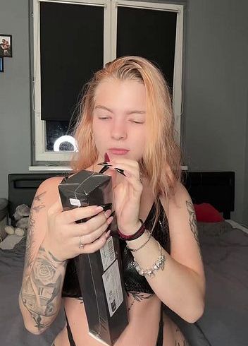 Lina testet neuen stab vi*rator im dog*y Style ?..