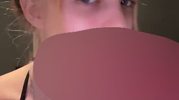 Little Lina mit ihrem lec**ibrator bis zum Orgasmus verwöhnt