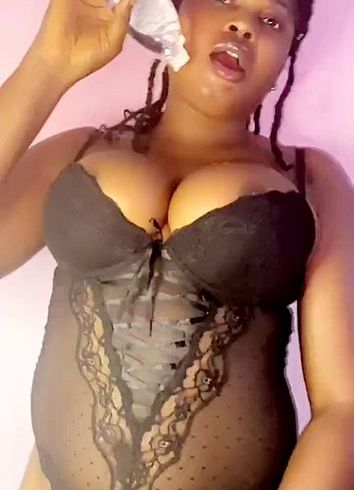 Sehen Sie zu, wie ich meine riesigen, großen Brüste einöle und mich unter einer s*xy schwarzen Unterwäsche hervorhole.