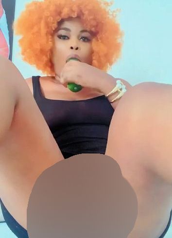 Spielst du zum ersten Mal mit einer riesigen Gurke? (kein Ton)