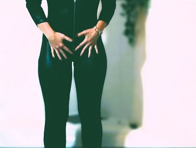 Zerfi**t im Catsuit... Orgasmen auf dem Wannenrand