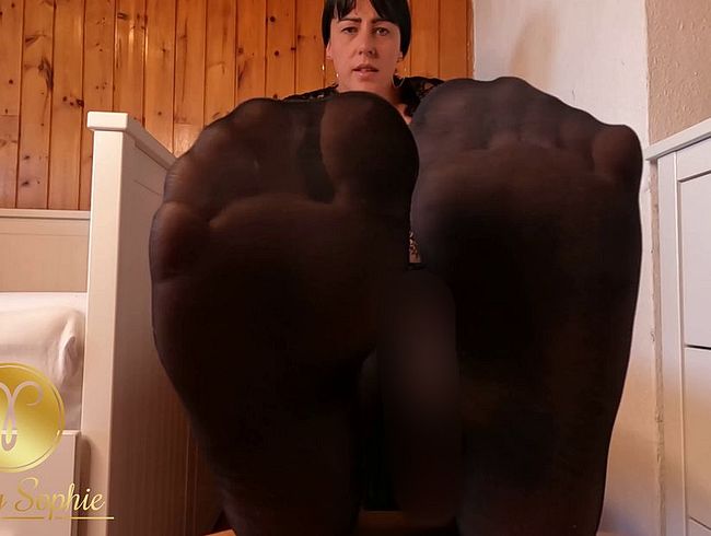 BBW in schwarzen Strümpfen zeigt ihre verschwitzten Stinkefüße