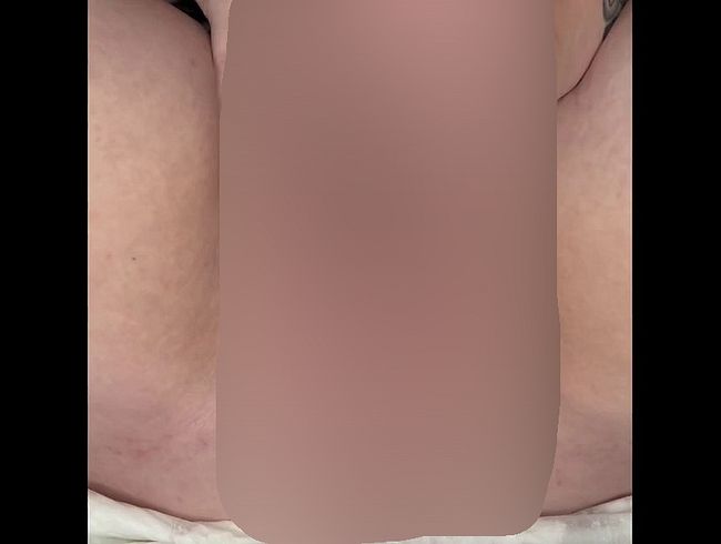 Was macht die geile skla*in beim Chatten nebenbei?