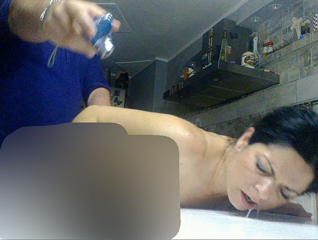 Heiße MILF wird hart gefi**t, während sie einen dil*o lut**ht und meinen Speic**l lec*t.
