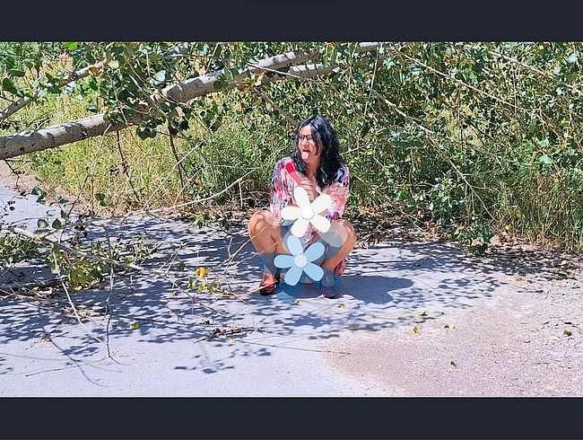 MILF-Schlampe wurde beim Orgasmus im Wald erwischt.