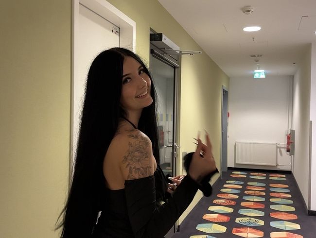 Notgeiler Teenie allein im Hotelzimmer abgewi**st!!