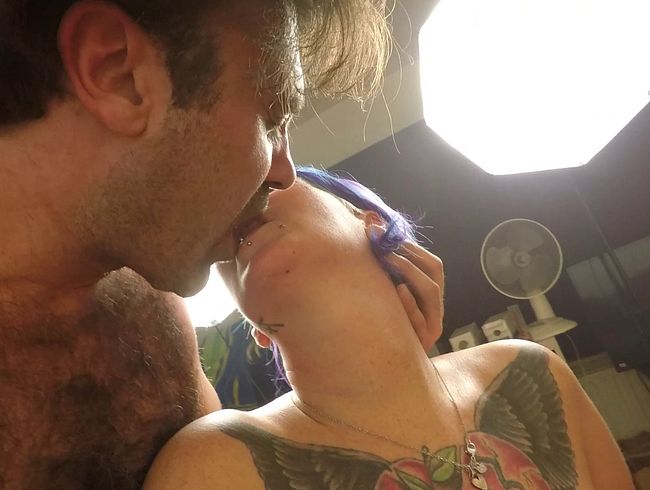 s*xy Girl saugt und fi**t, um einen massiven cream**e zu bekommen