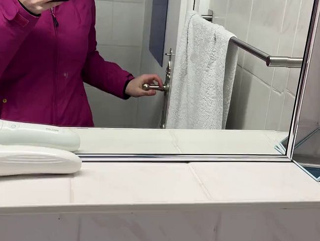 Heiße Striptease im Bad und danach die feuchte musc** bis zum Orgasmus gefin**rt