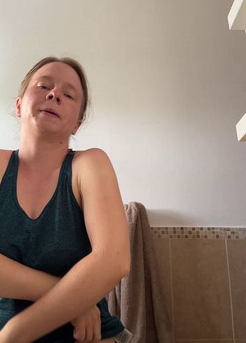 Kurvige Blondine duscht (Ohne ton)