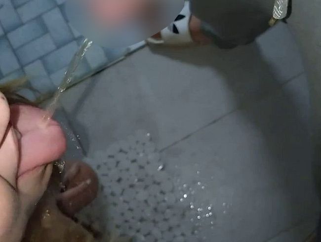 naturs*** direkt aus QUELLE ** pi** Schlampe Pia lässt sich in die MAULfo**E pi**en