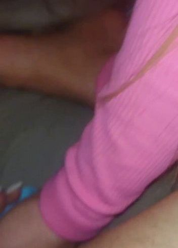 Schlampen Pia w*xXT geilen Pimmel ab und verwöhnt die behaarte ars**fo**E mit vi*rator