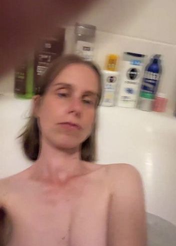 Beim Baden, los hüpf mit rein in die Wanne