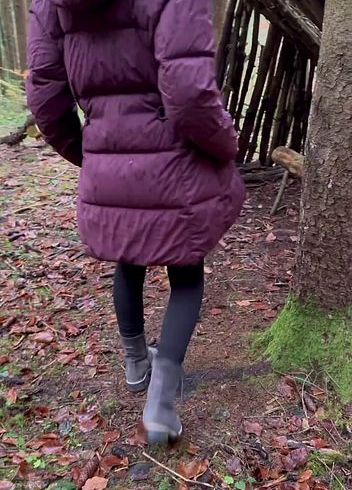 fi** im Herbstwald in einer Hütte (10:26)