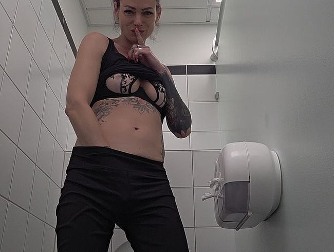 Pu**y wi**sen auf der Flughafen Toilette...