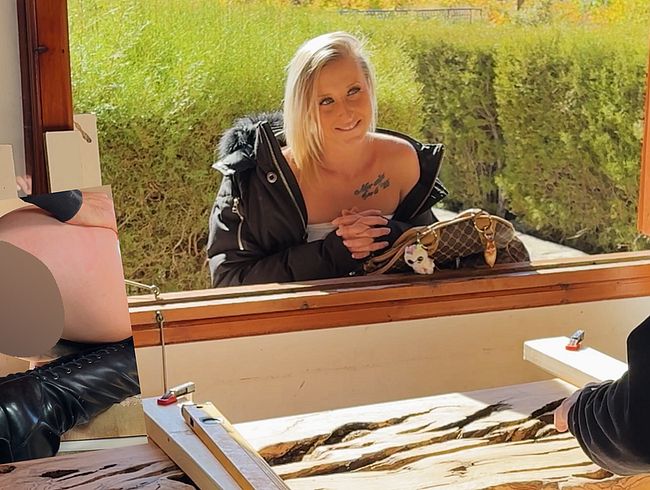 Freche Kundin klettert in die Werkstatt und wird von Tischler hart genommen!