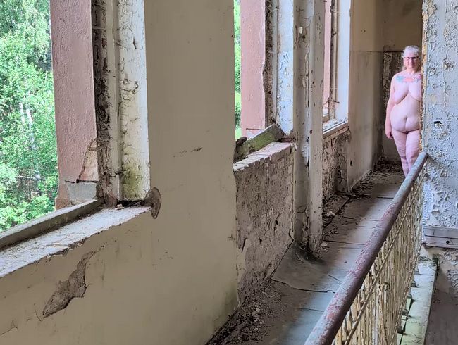 Nackt ein Lost Place erkunden...