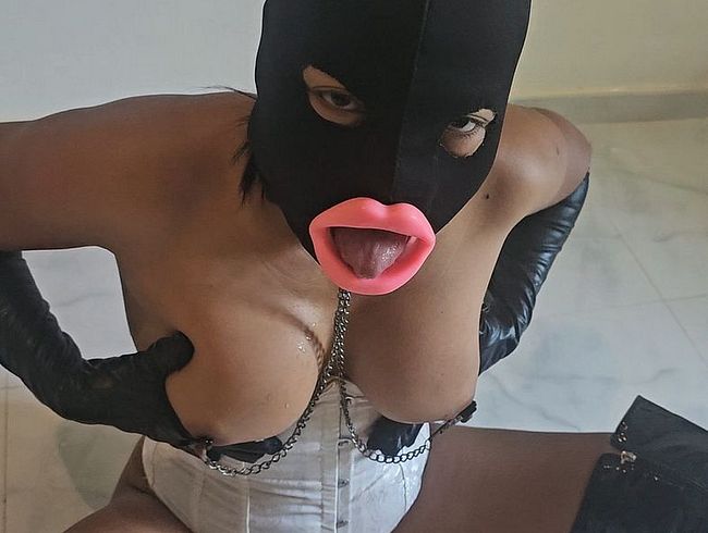 3 mal Gummi schw**z für die p*rno Doll