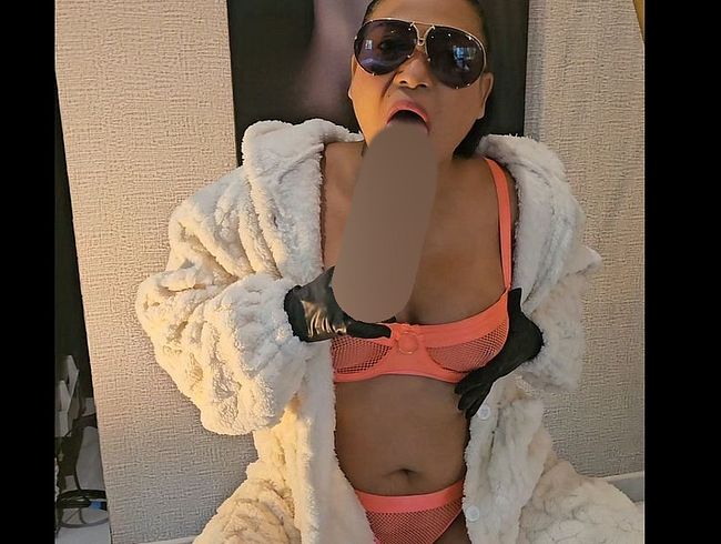 Gummi schw**z für die Thai Milf