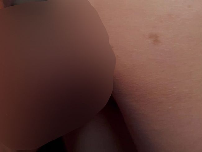 Er fi**t mich dog*y und spri**t mir auf die Zunge und die ti*ten