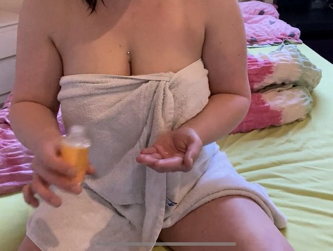 Brüste einölen und dann zum Orgasmus